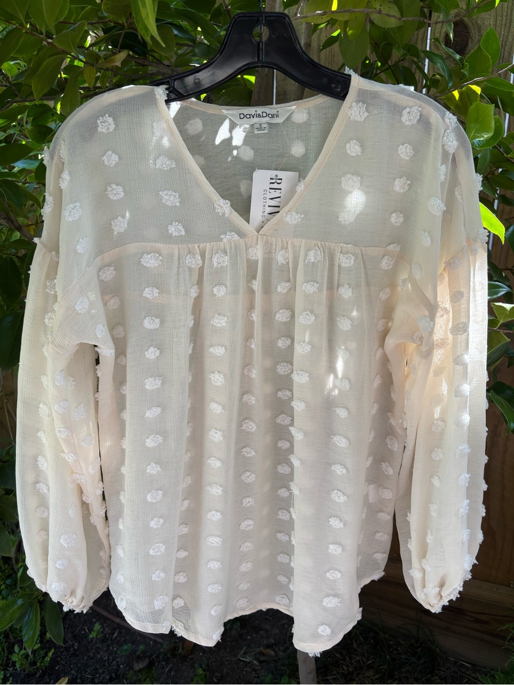Davi & Dani Textured Dot Light & Flowy Blouse Cinched Sleeve Size Small